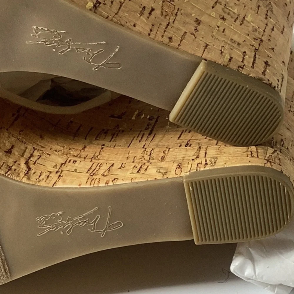 Thalia Sodi chic gold